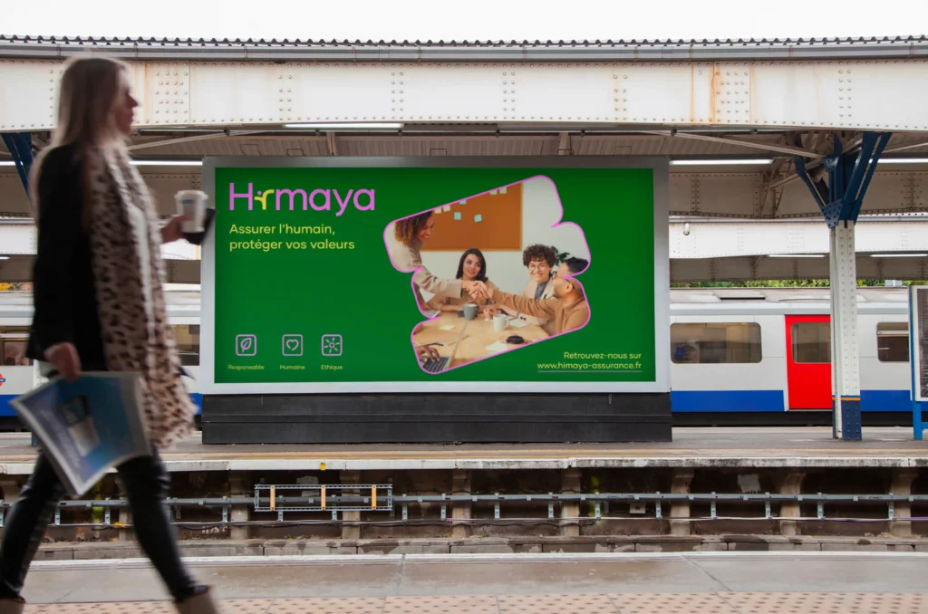 Affiche publicitaire Himaya présentant l'identité visuelle de la marque d'assurance