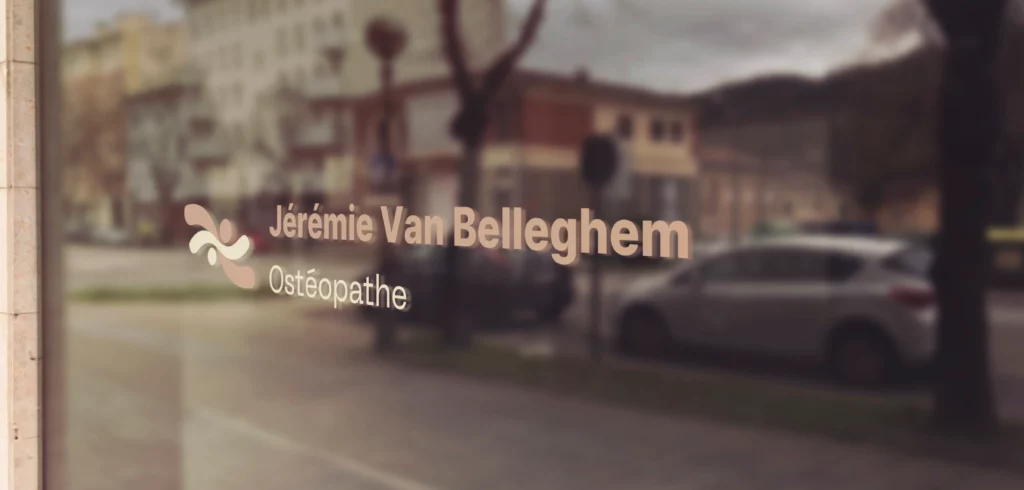 Logo de Jérémie Van Belleghem appliqué sur la devanture de son cabinet d'ostéopathie