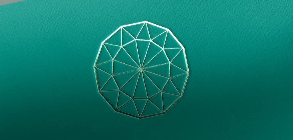 Symbole Esmeraldiam inspiré d’un diamant vu de haut et d’une boussole