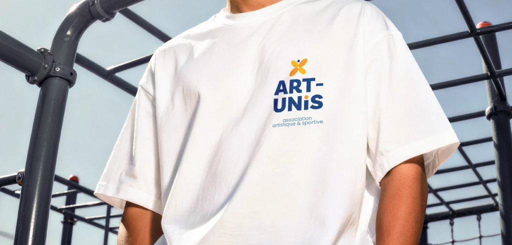 Déclinaison du logo Art-Unis sur un t-shirt de l’association